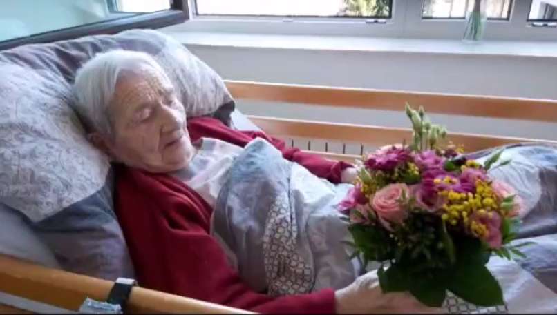 Read more about the article Ni ovir, tako so v Radovljici svojci voščili 96-letni slavljenki