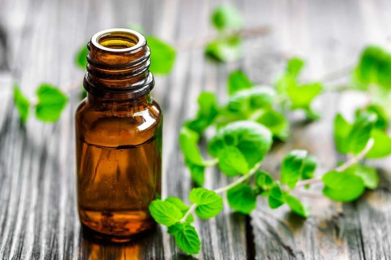Read more about the article Z eteričnimi olji lajšamo tegobe, ki jih prinesejo hormonske spremembe