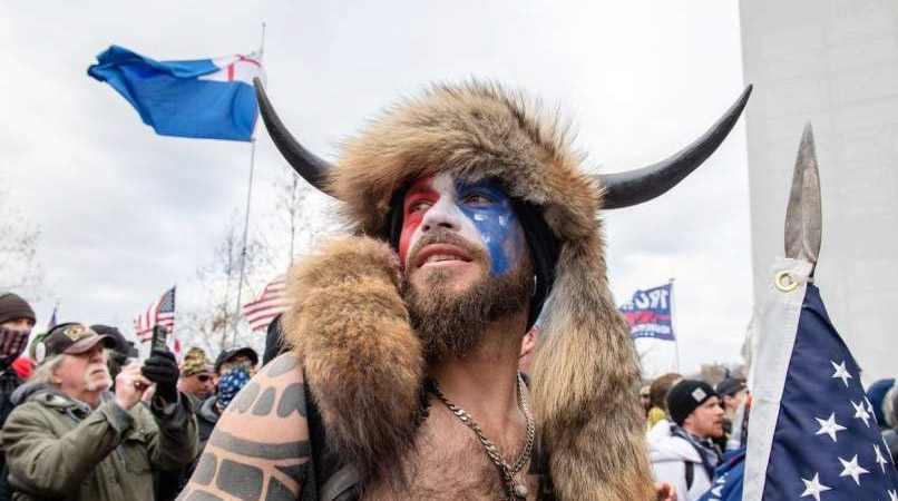 Read more about the article Prijeli šamana z rogovi, ki je vdrl v kongres