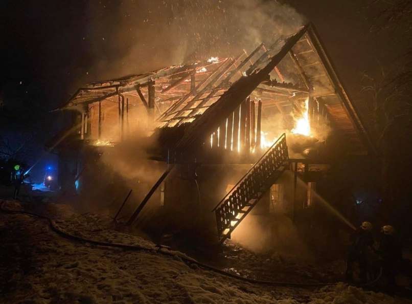 Read more about the article Ponoči do tal zgorela hiša na območju Radelj