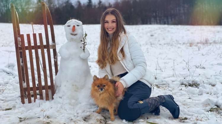 Read more about the article Za videospot je uporabila moža in mobilni telefon