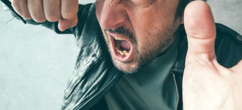 Read more about the article Nov napad na inšpektorja: obiskal ga je v pisarni, napadel in zbežal
