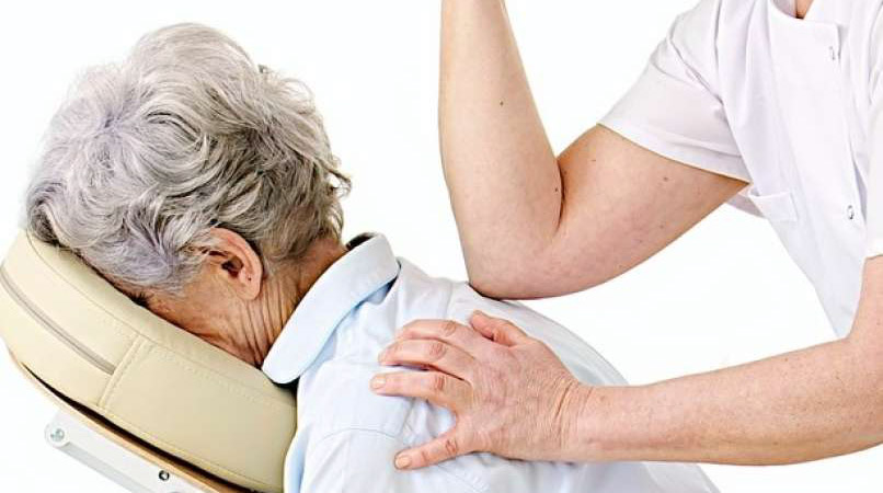 Read more about the article Medtem ko jo je ena masirala, ji je druga kradla