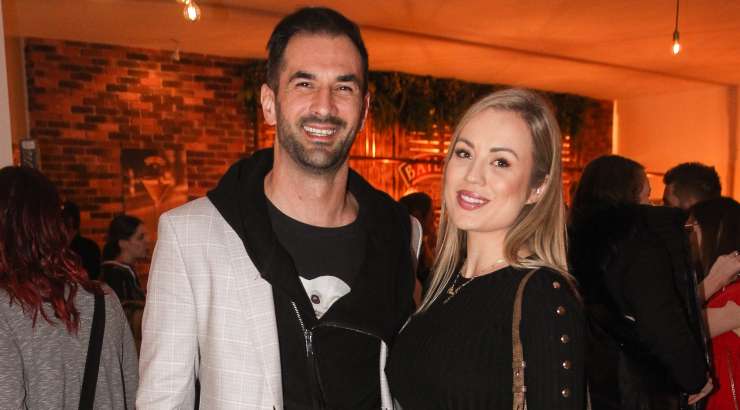 Read more about the article Se je znana Slovenka na skrivaj poročila ?