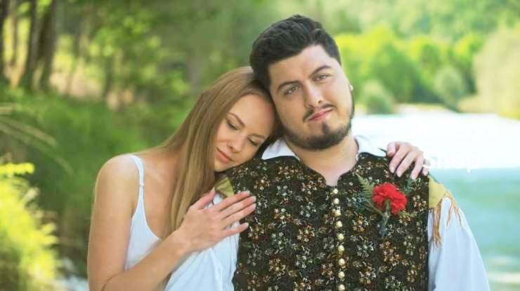Nekdanje dekle (Lara Mlaker) sanjskega moškega ob Luku Sešku