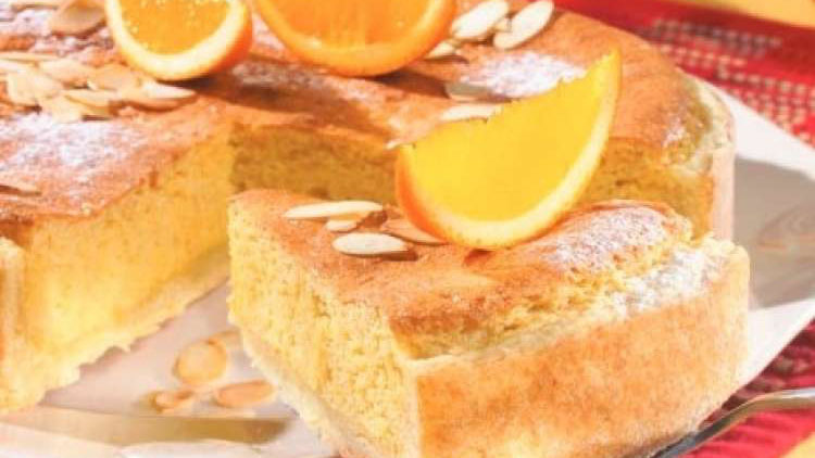 Read more about the article Preprosta mandljeva torta s sladkornim oblivom