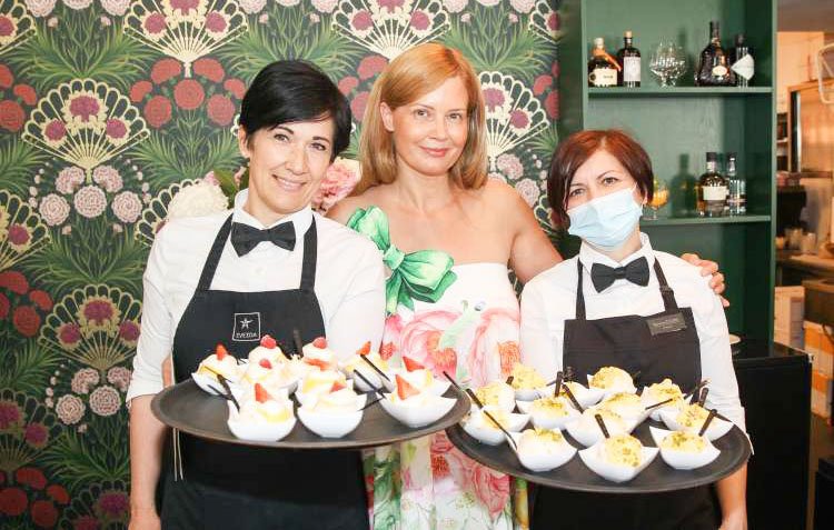 Urška Šefman v družbi svoje zveste ekipe. Znani obrazi čestitali najbolj sladki zvezdi v Ljubljani - Kavarna Zvezda.