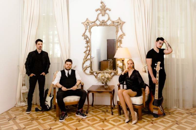 balada,Bomb Shell,drugačna,Estrada,medsebojna,navdušena,nesebična,pesem,Petra Zore,pevka,pomoč,posebna,prijaznost,Priljubljena,skladba,skupina,šov,strpnost,videospot,Vsi smo ljudje,zgodba,Znan obraz ima svoj glas