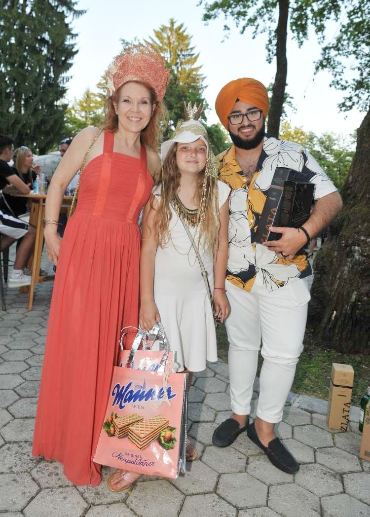 Anaya Paynich,glasba,Ideja,klobuk,kreativna,lep,moški,nagrada,najboljši,Nepričakovano,pevec,Piknik pod klobuki,pokrivalo,pozornost,presenečenje,prijetno,prislužil,Regina,revija Lady,rumen,skromen,Svet slavnih,Tilen Lotrič,tradicionalni,turban,Večer,Indija,tradicionalen