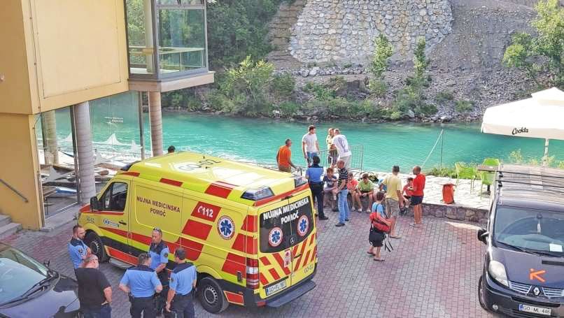 Utopitev v Soči: deček se je zataknil za večji lesen steber