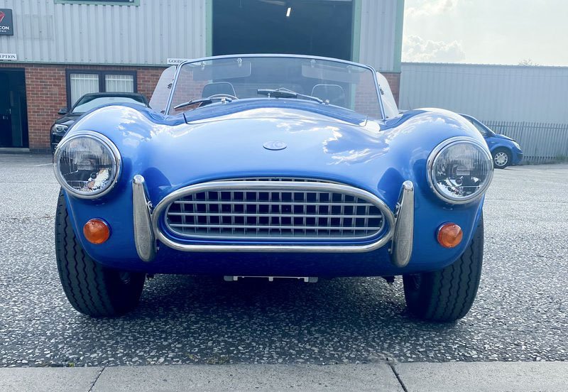 Angleško podjetje AC Cars je najbolj prepoznavno po ikoničnem modelu AC Cobra iz šestdesetih let, v katerega so namestili Fordov osemvaljnik in ustvarili neukrotljivo zverino, ki je zaradi živahnega zadka zakrivila nemalo nesreč.
