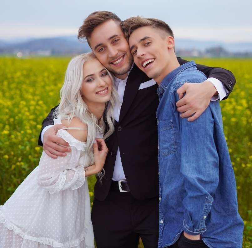 Priljubljeni slovenski pevec Anej Piletič (BQL) bo čez dober mesec dahnil usodni da svojo srčni izbranki Izi Hrastnik Fink. Anejev brat in sočlan dvojca BQL Rok jima je namreč uredil poročna prstana in s tem oba močno presenetil.