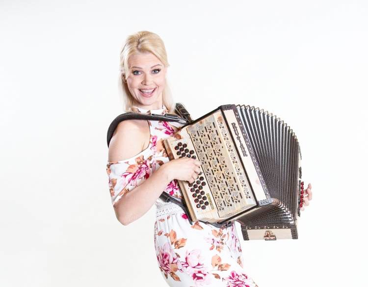 Darja Gajšek med odrom, kamero in družino