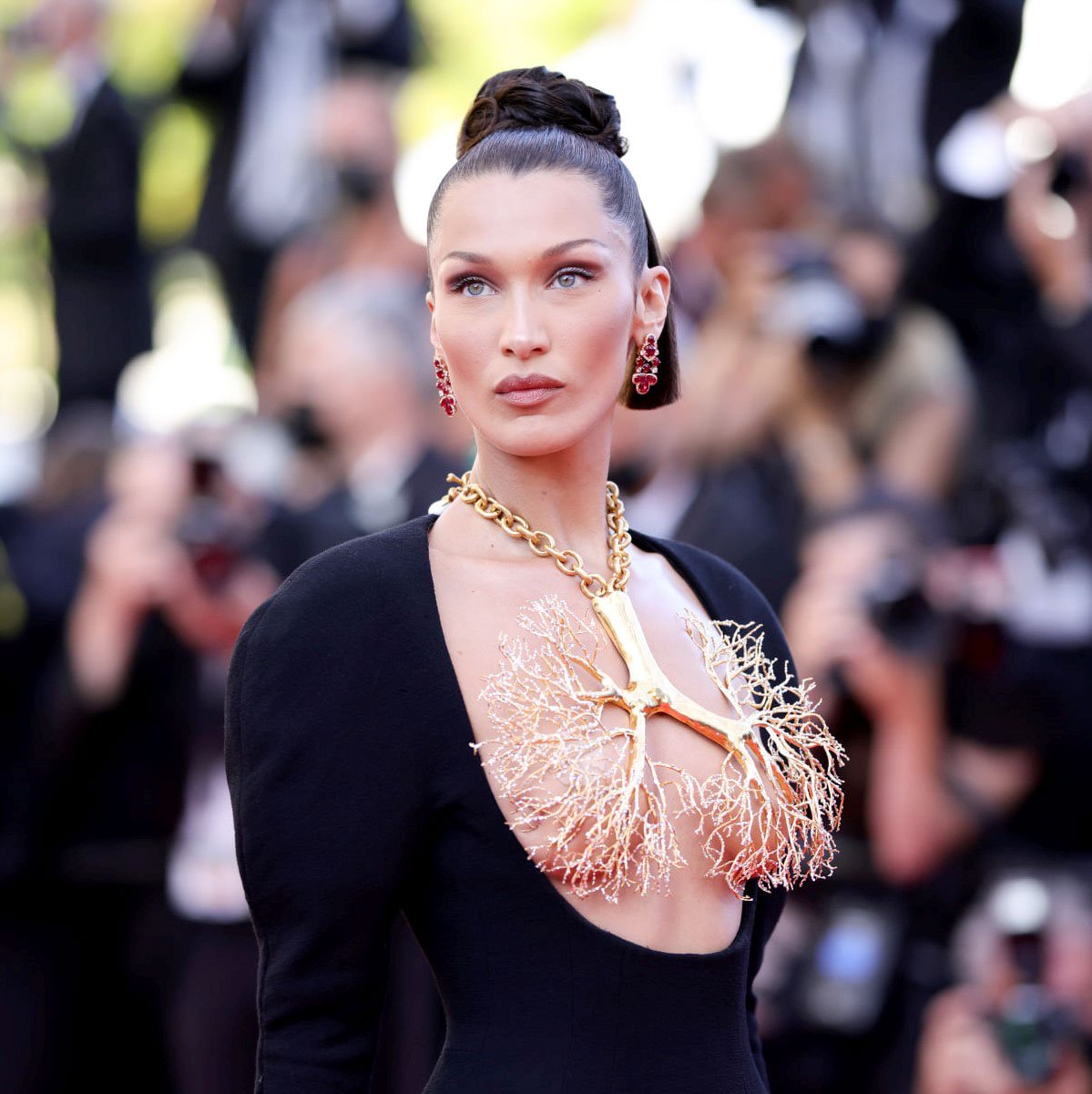 Manekenka Bella Hadid se je udeležila filmskega festivala v Canesu. Video - vsi so strmeli v manekenkina 