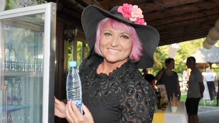 Malo za šalo in malo za res, podobno kot je to naredila tudi slovenska pevka Natalija Kolšek, ki si je privoščila dopust na bali. Pevka seveda ni odšla na sanjsko letovišče, otok Bali v indonezijskem arhipelagu, ampak je objavila fotografijo, na kateri pozira obdana z balami sena.