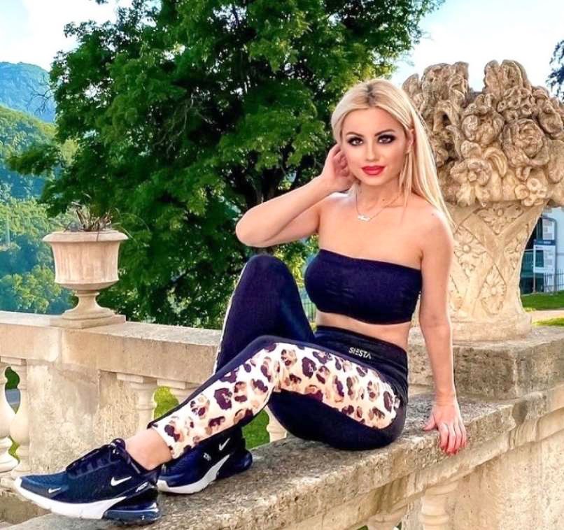 Nina Radi - na pregledu, kjer je dobila tudi 24-urni holter EKG, so ji odkrili aritmijo srca. A čeprav imajo v družini srčne bolezni, svetlolasa lepotica ostaja prava borka. Že v preteklosti je namreč uspešno in pogumno premagala raka.