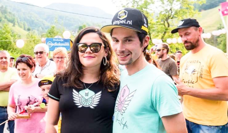 Po veliki zmagi Primoža Rogliča na olimpijskih igrah se je na družbenem omrežju oglasila tudi njegova partnerka Lora Klinc.