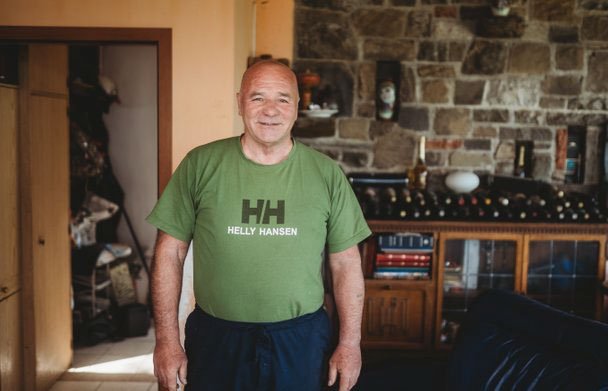 Ljubezen po domače: Potrebujem nekoga, da prevzame del dela. Drago Kosmač je upokojenec, ki se ukvarja s pridelavo olivnega olja.