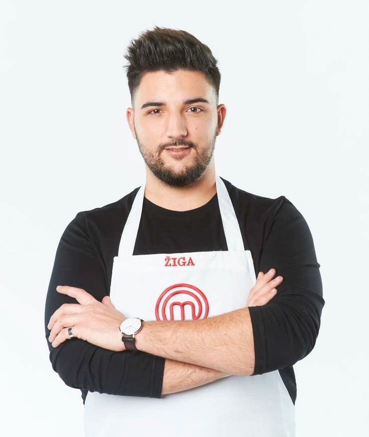Tekmovalec MasterChefa Žiga Deršek je opravil izpit za čoln. Lansko poletje pa je navdušil s pesmijo Svoje barke krmar.