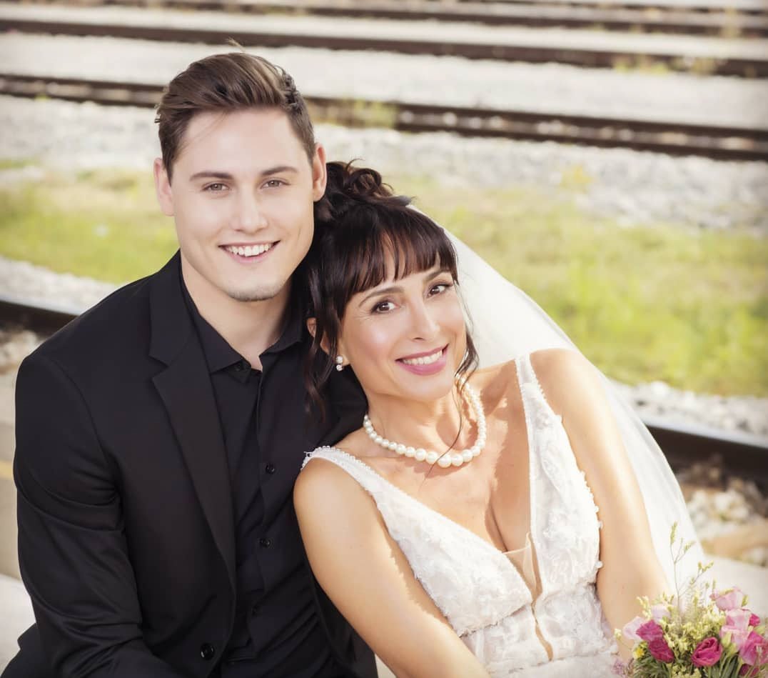 Tina Gorenjak - igralka - plesalka - takole me je za rojstni dan presenetil moj dragi soustvarjalec, soplesalec, soigralec in ljubi prijatelj Arnej Ivkovič sredi noči - s tortico in darilom in še in še.