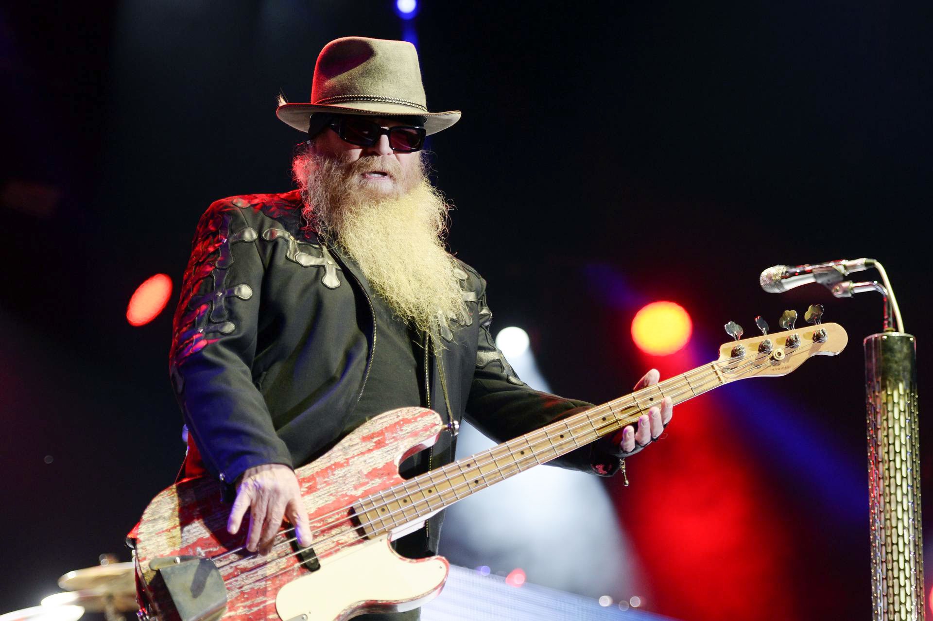 V 73. letu starosti je umrl Dusty Hill, basist in eden od pevcev legendarne ameriške blues-rock skupine ZZ Top. Novico sta na facebooku objavila druga dva člana skupine. Vzroka smrti nista navedla.