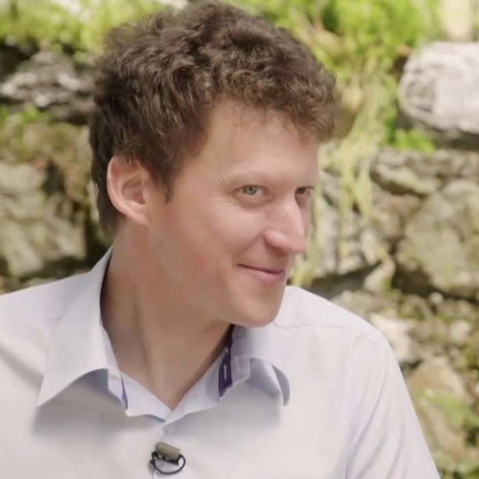 Ljubezen po domače - Vojko Valenčak je po poklicu turistični tehnik in komercialist, ki je nedavno naredil še tečaj za pomočnika vzgojitelja v vrtcu.