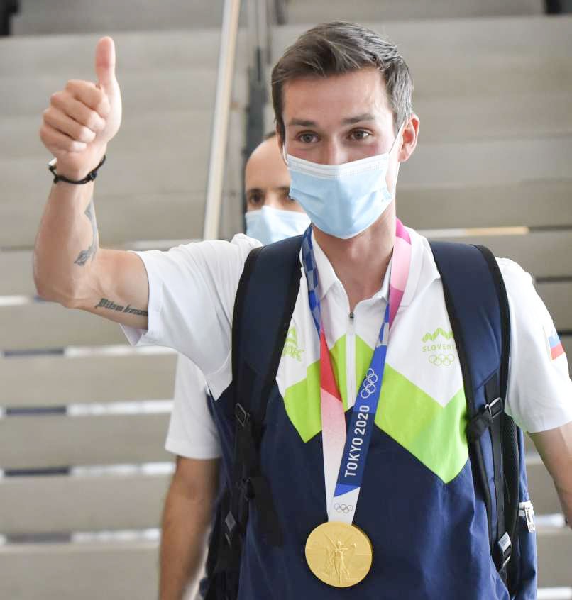 Po zlatem divjevodašu Benjaminu Savšku in srebrni judoistki Tini Trstenjak se je v domovino vrnil tudi zlati kolesar Primož Roglič. Slovenskega junaka letošnjih poletnih olimpijskih iger sta najprej pozdravila partnerka Lora Klinc in sin Lev.