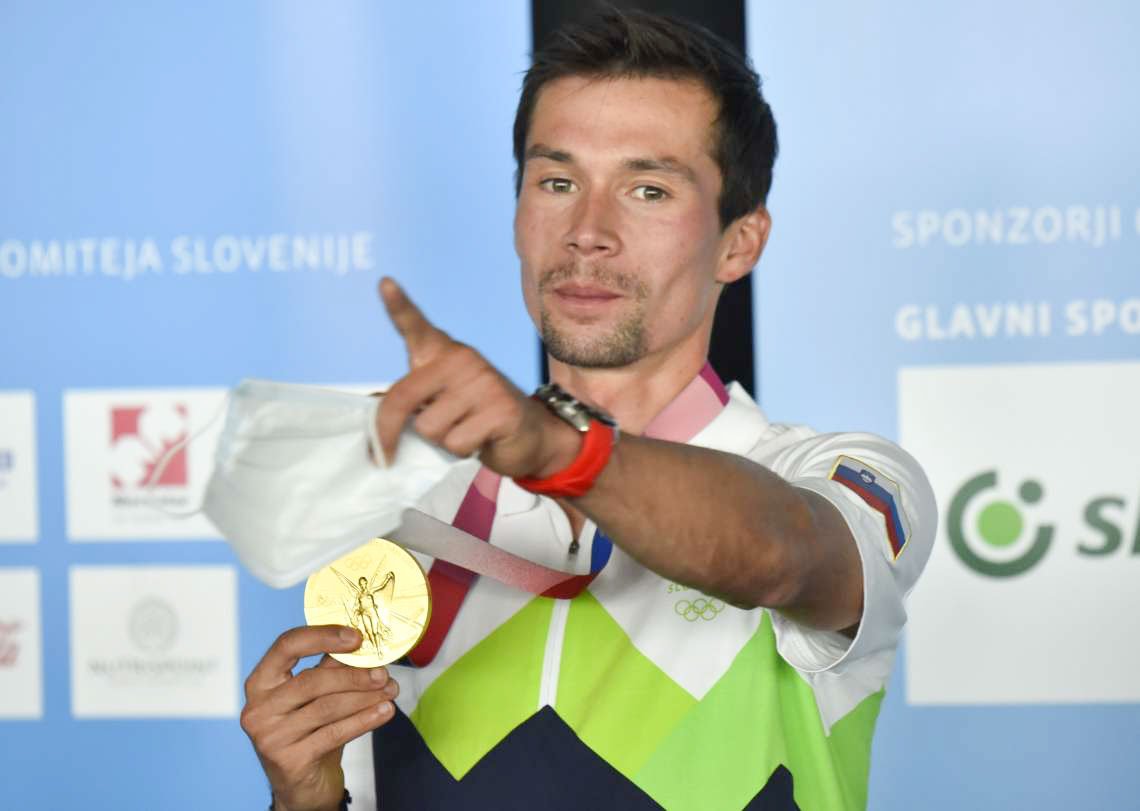 Po zlatem divjevodašu Benjaminu Savšku in srebrni judoistki Tini Trstenjak se je v domovino vrnil tudi zlati kolesar Primož Roglič. Slovenskega junaka letošnjih poletnih olimpijskih iger sta najprej pozdravila partnerka Lora Klinc in sin Lev.