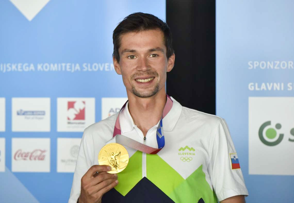 Po zlatem divjevodašu Benjaminu Savšku in srebrni judoistki Tini Trstenjak se je v domovino vrnil tudi zlati kolesar Primož Roglič. Slovenskega junaka letošnjih poletnih olimpijskih iger sta najprej pozdravila partnerka Lora Klinc in sin Lev.