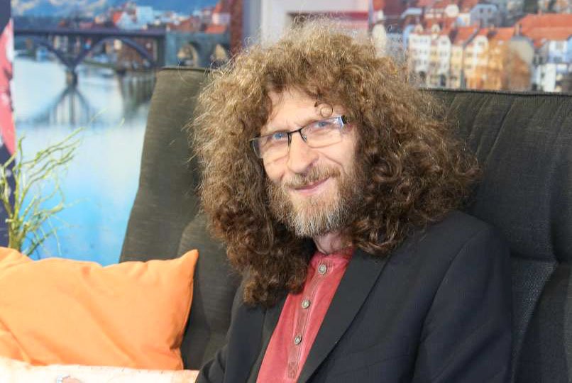 Slovenskemu glasbeniku Adiju Smolarju to ni po godu. Na Facebook profilu Plan Fest so namreč sporočili, da je koncert Smolarja v Limberku konec avgusta odpovedan.