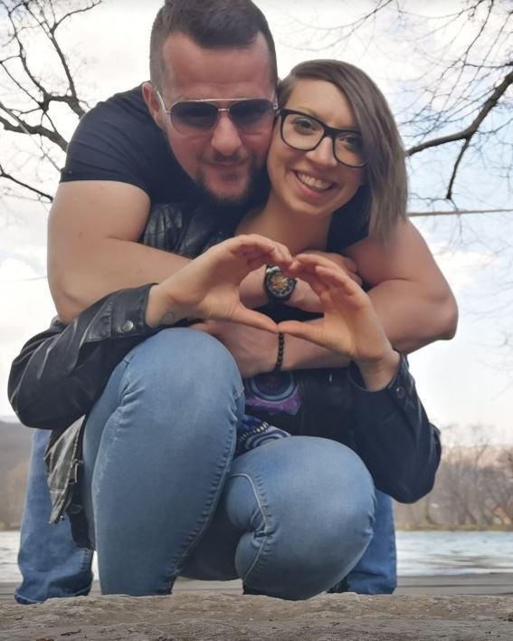 Tejino srce je osvojil Almir Rošić, katerega priimek si je rjavolaska, nadela še pred poročnim slavjem. Parčku se je nedavno uresničila velika želja, postala sta namreč starša.