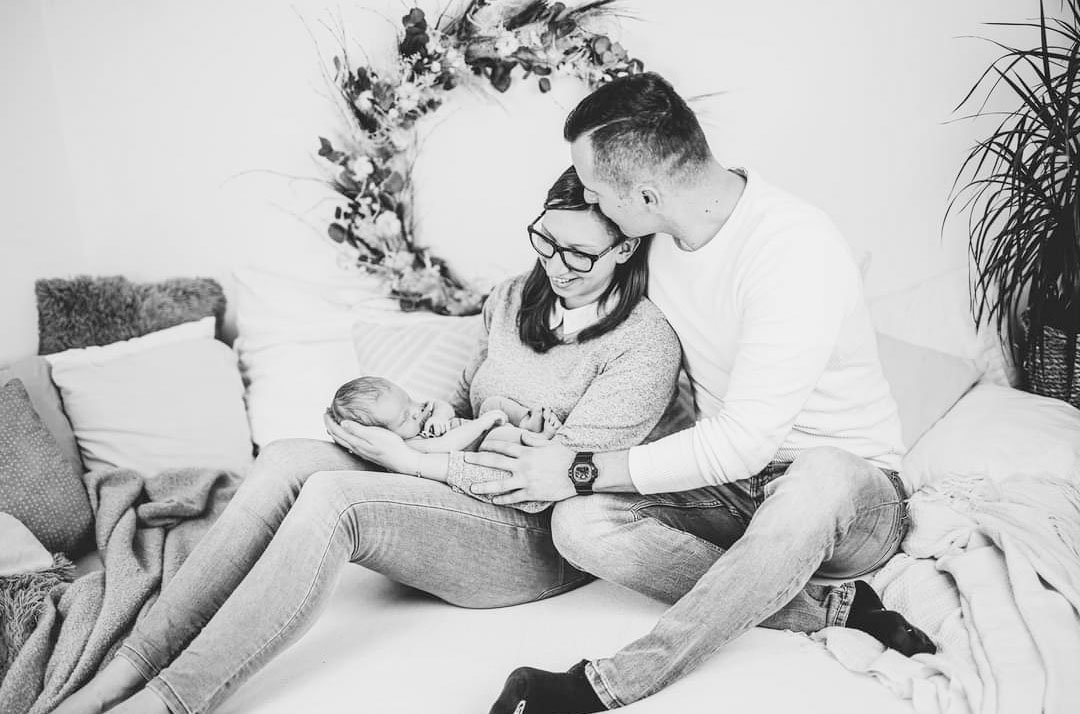 Tejino srce je osvojil Almir Rošić, katerega priimek si je rjavolaska, nadela še pred poročnim slavjem. Parčku se je nedavno uresničila velika želja, postala sta namreč starša.