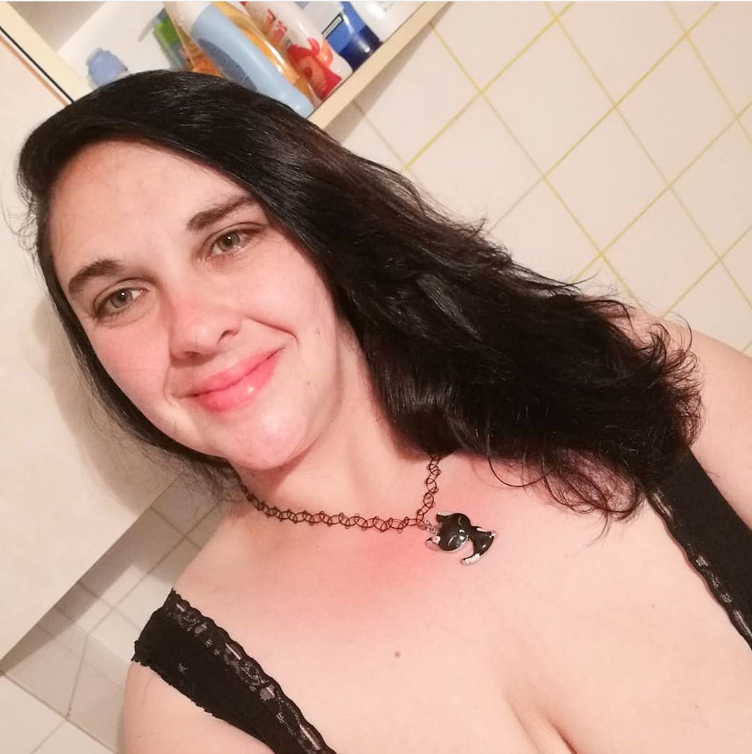 Jasmina iz Kmetije spremenila videz in priimek Se še spomnite Jasmine Galinec, ki se je leta 2014 v šovu Kmetija potegovala za 50 tisoč evrov skupaj z Denisom Toplakom, Mihom Kavčičem, Laro Goršek Kos in Darinko Košenina? Od tedaj je minilo že sedem let, izkušnje pa 34-letnica, ki na družbenih omrežjih nosi priimek Perc, še vedno ni pozabila.