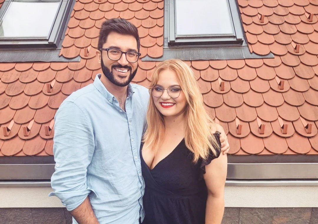 Komičarka in igralka Kaja Grozina, ki smo jo spoznali v šovu Ljubezen po domače, kjer je s svojo navihano naravo skrbela, da Jaku Hafnerju ni bilo dolgčas, je svojim spletnim prijateljem predstavila svojega fanta Tilna.
