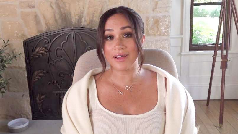 Pozornost sta pritegnili ogrlici, ki ju je Meghan Markle nosila med pogovorom. Imata prav poseben pomen. Predstavljata namreč zodiakalni znamenji njenega sina Archieja, ki se je rodil v znamenju bika, in hčerke Lilibet, ki se je rodila v znamenju dvojčka.