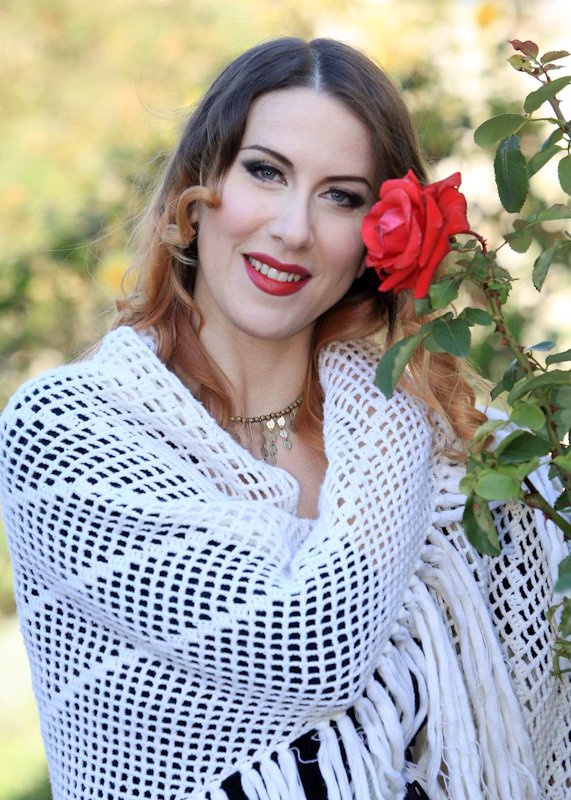 Gledalci 13. sezono hrvaškega šova Ljubezen na vasi opisujejo kot najbolj čudaško doslej. Za osuplost je poskrbela zlasti nenavadna tekmovalka Milena Kobayashi ex. Karađorđević, ki se je zmenka z Nevenom udeležila kot nekakšen skrivnosten lik iz gledališke predstave, nato pa šokirala z bizarnimi predlogi spoznavanja.