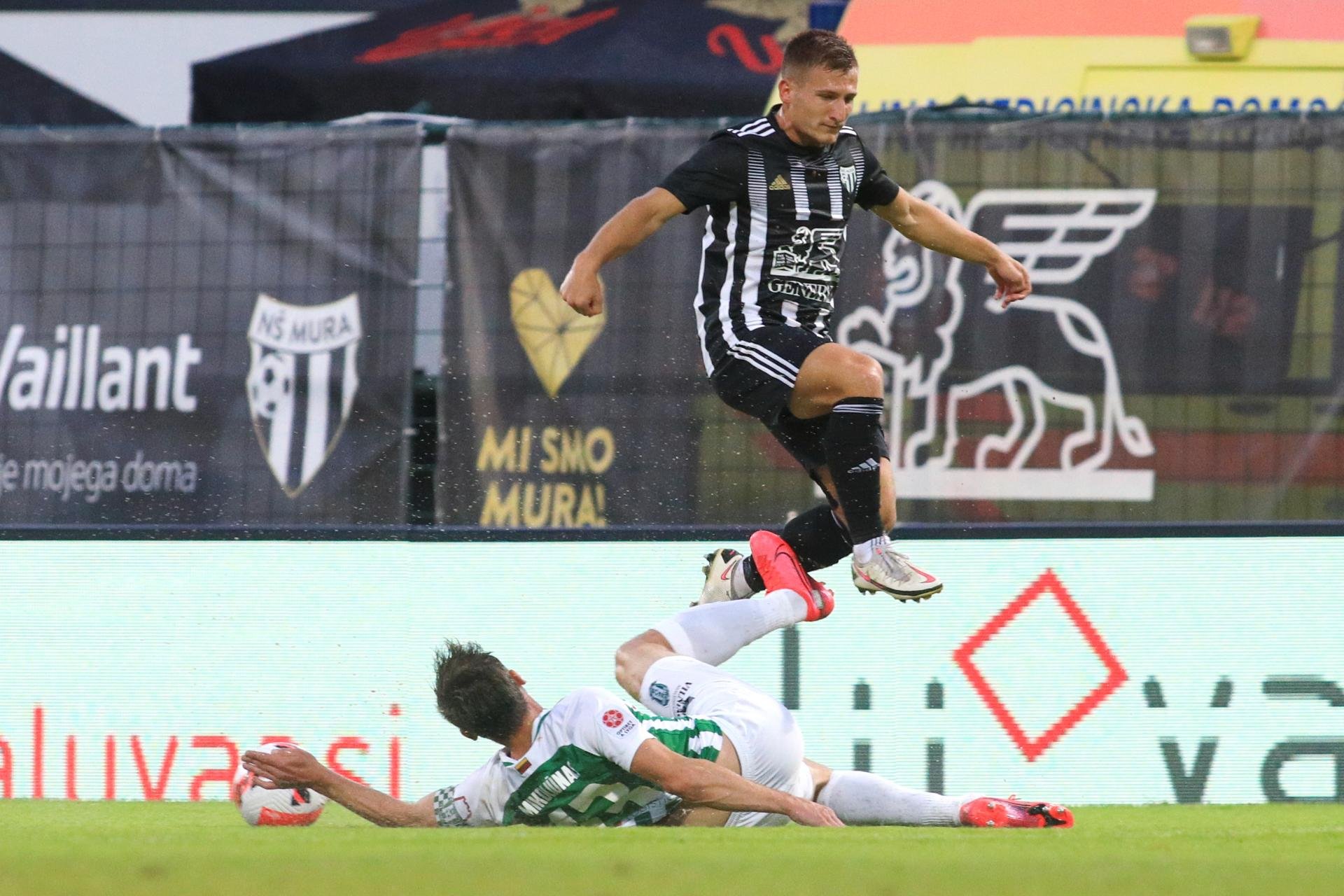 V prvem polčasu so imeli nogometaši Mure najlepšo priložnost v 24. minuti, ko je Kai Cipot po podaji Žige Kousa zadel vratnico. Sicer pa so bili zeleno-beli več pri žogi ter si priigrali več nevarnih napadov.