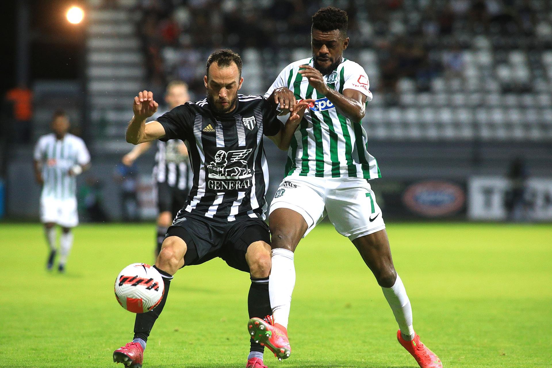 V prvem polčasu so imeli nogometaši Mure najlepšo priložnost v 24. minuti, ko je Kai Cipot po podaji Žige Kousa zadel vratnico. Sicer pa so bili zeleno-beli več pri žogi ter si priigrali več nevarnih napadov.