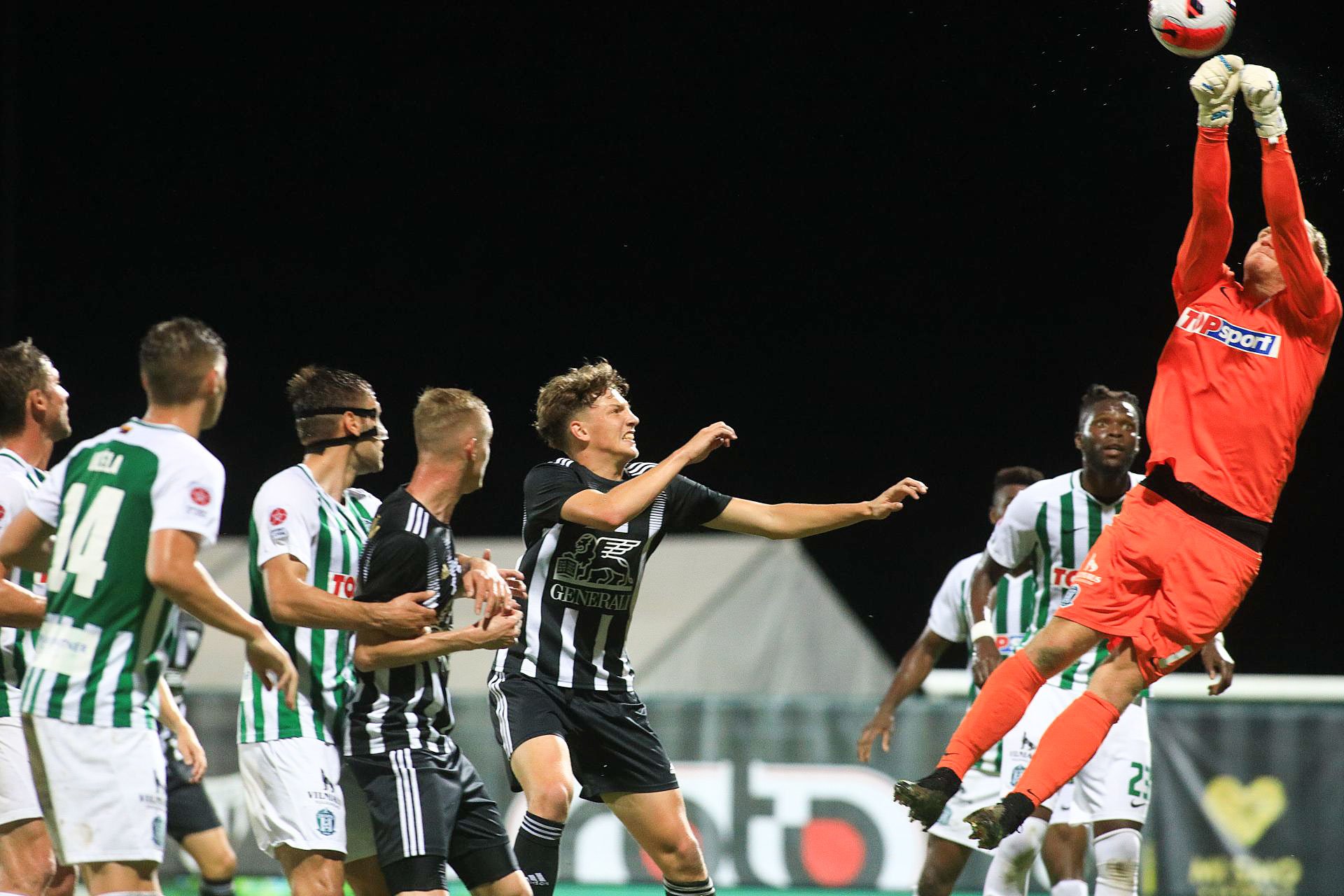 V prvem polčasu so imeli nogometaši Mure najlepšo priložnost v 24. minuti, ko je Kai Cipot po podaji Žige Kousa zadel vratnico. Sicer pa so bili zeleno-beli več pri žogi ter si priigrali več nevarnih napadov.