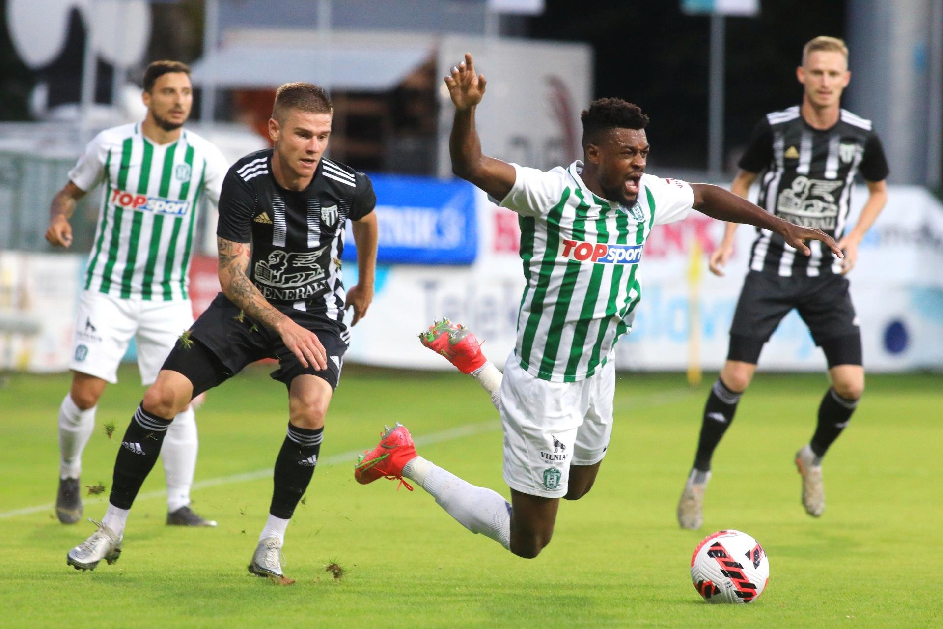 V prvem polčasu so imeli nogometaši Mure najlepšo priložnost v 24. minuti, ko je Kai Cipot po podaji Žige Kousa zadel vratnico. Sicer pa so bili zeleno-beli več pri žogi ter si priigrali več nevarnih napadov.