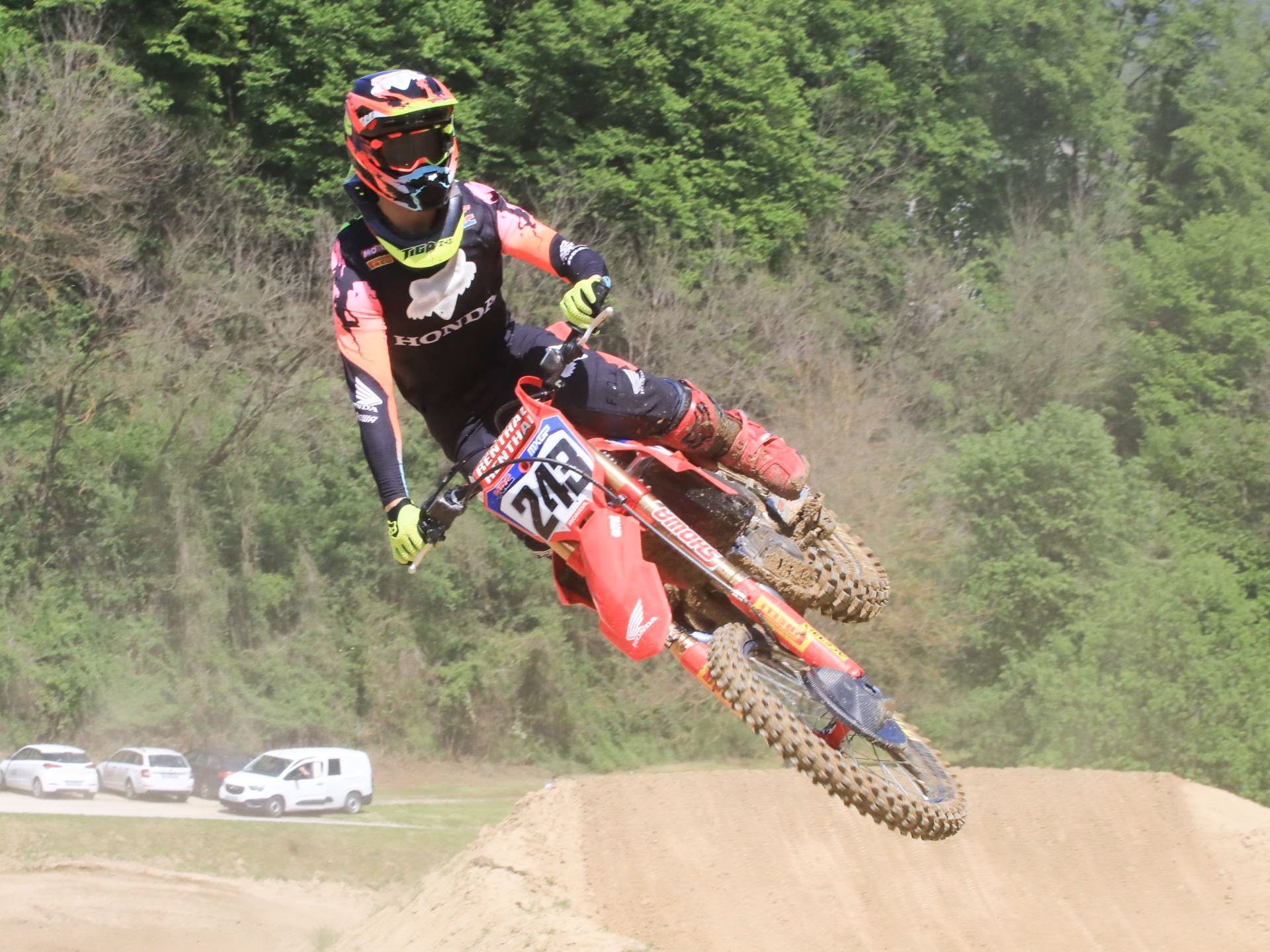 MXGP: Gajser kljub številnim težavam v Belgiji iztržil šesto mesto Tim Gajser je bil najhitrejši v kvalifikacijah, kjer je ugnal tudi Nizozemca Jeffreyja Herlingsa. Ta se je, potem ko je zaradi poškodbe izpustil prejšnjo dirko, spet vrnil v karavano.