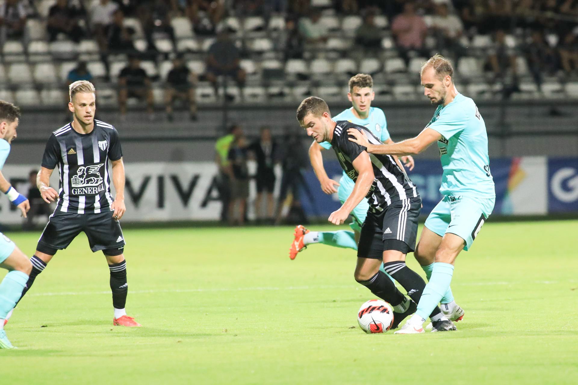 Zadnjič v tej evropski sezoni so muraši nocoj igrali na domačem stadionu in na začudenje številnih sta se Mura in Sturm dogovorila, da na obeh tekmah dovolita gostujoče navijače.