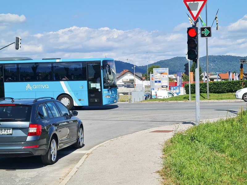 Slovenija je pred dnevi dobila ene izmed največjih sprememb na področju prometne zakonodaje v zadnjih letih - prvič doslej bo v Sloveniji mogoče zavijati v križišče tudi pri rdeči luči na semaforju, pri čemer pa so pristojne službe sedaj pričele s postavljanjem prvih označb.