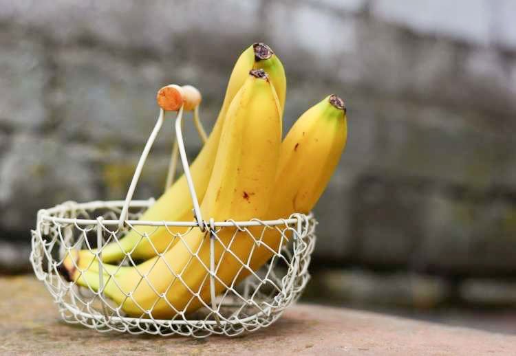 Banane vsebujejo vitamin A, B1, B2, B6, C in D, veliko kalija, magnezija, kalcija, fosforja, železa, joda in klora.