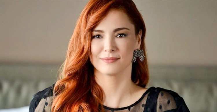 Mine Tugay, ki jo poznate kot Elçin iz serije Moja sladka jagoda, ima v zasebnem življenju zasledovalca in spletnega nadlegovalca. Življenje ji greni 23-letnik, ki se je nadlegovanja sprva lotil prek družbenega omrežja Instagram, kamor ji je pošiljal žaljiva sporočila v katerih ji je namenjal kletvice.