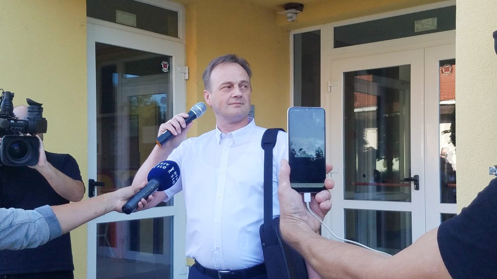 Okoli 200 protestnikov se je popoldne zbralo pred Osnovno šolo Prebold, kjer naj bi člani sveta zavoda na že dvakratni predlog šolskega inšpektorata razpravljali o razrešitvi ravnatelja šole Petra Žureja.