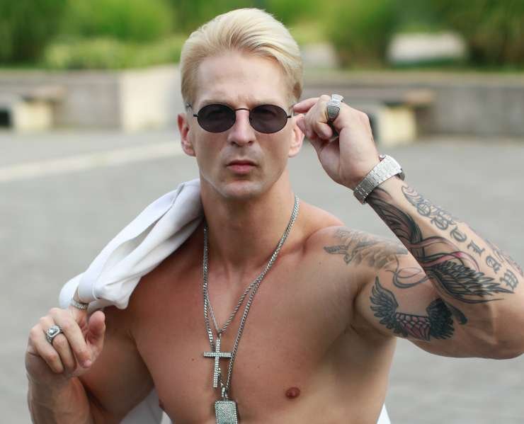 Raper, maneken in fitnes trener Igor Mikić se mudi na Krku, kjer je doživel manjšo nezgodo. Med vožnjo s štirikolesnikom je namreč padel in se poškodoval.