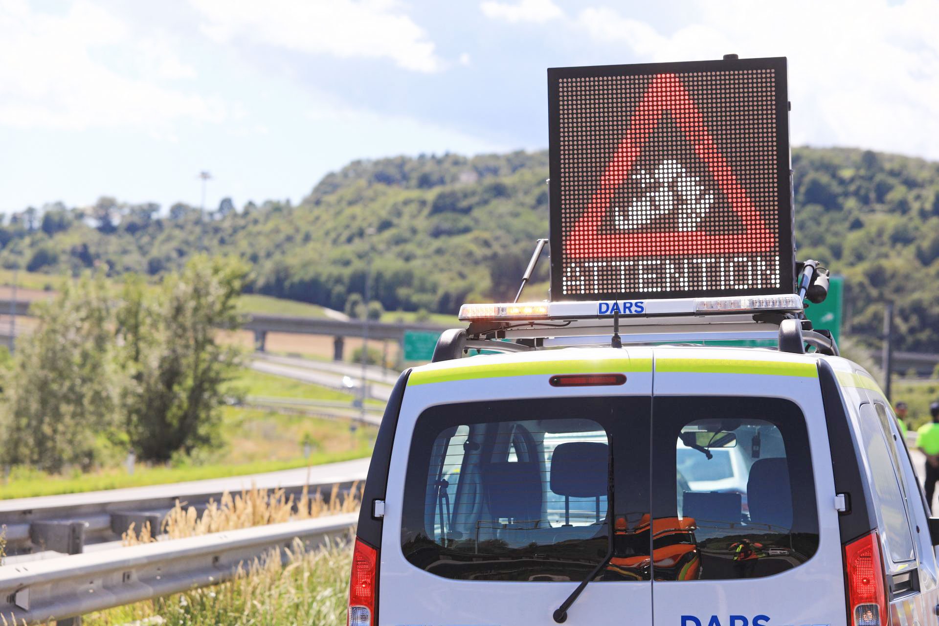 Kot so sporočili iz Policijske uprave Kranj, je motorist v gostem prometu prehiteval kolono vozil in trčil v osebni avtomobil, ki je vozil v isti smeri. Motorist je umrl, v osebnem vozilu tujca pa so eno osebo preventivno odpeljali na pregled v zdravstveno ustanovo.