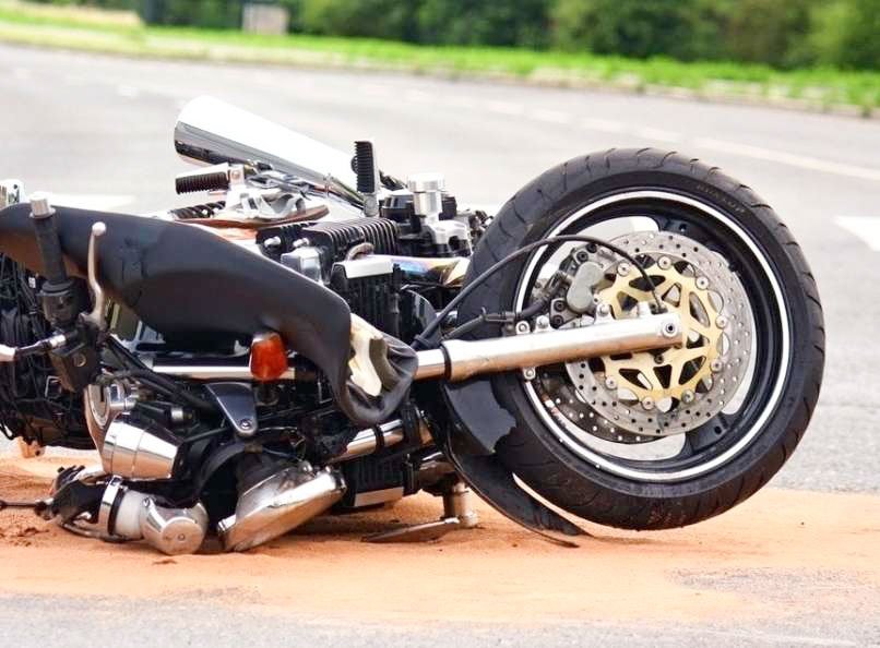 Kot so sporočili iz Policijske uprave Kranj, je motorist v gostem prometu prehiteval kolono vozil in trčil v osebni avtomobil, ki je vozil v isti smeri. Motorist je umrl, v osebnem vozilu tujca pa so eno osebo preventivno odpeljali na pregled v zdravstveno ustanovo.