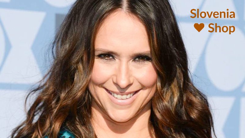 Read more about the article Igralka v porodni sobi navdušila z zabavno porisanim trebuščkom